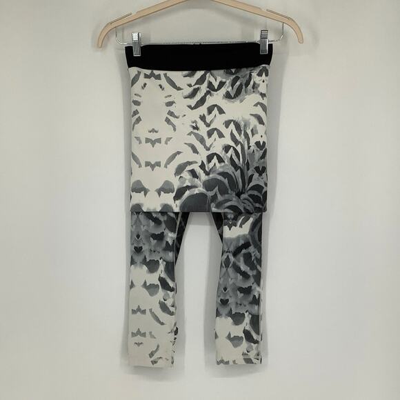 Lululemon Size 4 Pretty Plume Angel Wing Black Wunder Under Pant SE Dance M20-4 - Picture 2 of 7